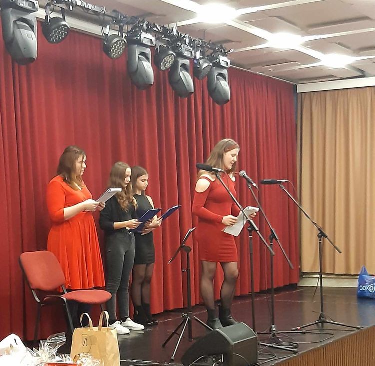 A Mozgáskorlátozottak Csongrád Megyei Egyesületének Szentesi Csoportja december 13-án karácsonyi és évzáró ünnepséget rendezett az Ifjúsági Házban